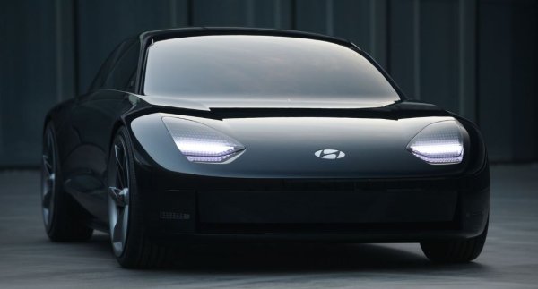 Страничните врати с панти и пикселизираната оптика са може би основните характеристики на бързо движещия се хибрид, чийто дизайн е забележимо различен от концепциите на Hyundai от предишни години. Освен ако, разбира се, не броите такава &bdquo;дреболия&ldquo; като чифт джойстици отстрани на водача, с помощта на които се управлява колата, а седалката на водача ще се регулира с помощта на интелигентната Smart Posture Care.